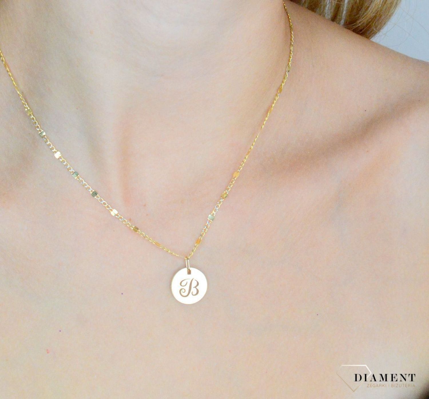 Złota zawieszka 585 literka B ZA 2128B. Modna złota zawieszka wykonana z najwyższej próby złota 585. Zawieszka w kształcie litery B. Idealny pomysł na prezent.  Literka B. Zawieszka B..jpg